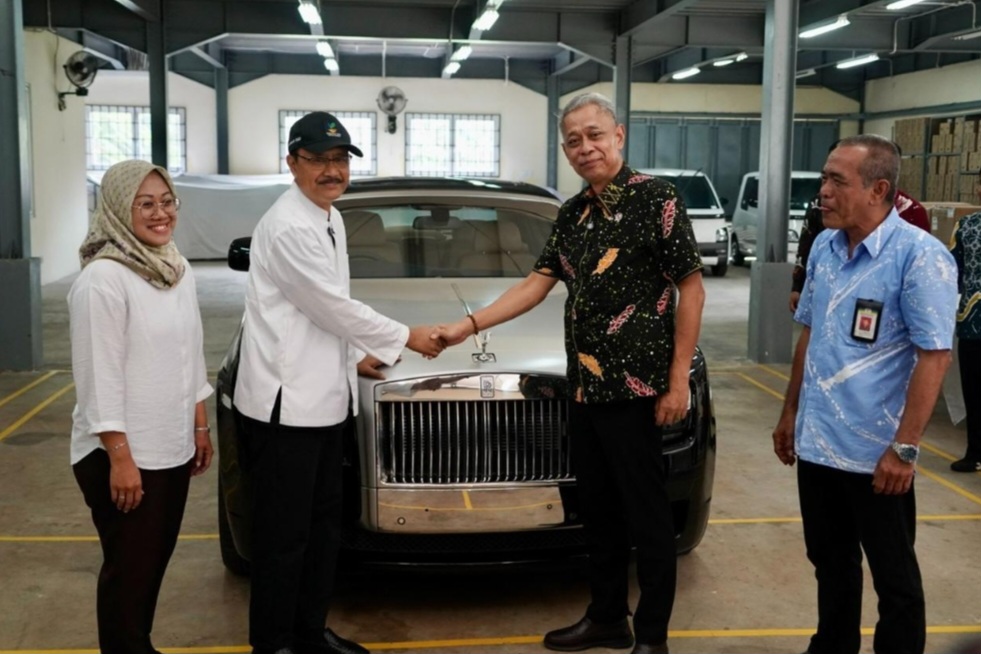 Kemensos Serahkan Rolls-Royce Hasil Lelang (SinPo.id/Kemensos)