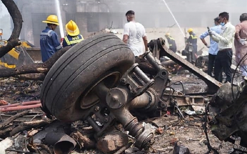 Puing-puing di lokasi kecelakaan pesawat Air India. (SinPo.id/Guardian)