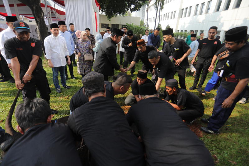 Ketua DPD RI Sultan Bachtiar Najamudin saksikan pemotongan delapan sapi hewan kurban di lapangan DPD RI (Ashar/SinPo.id)
