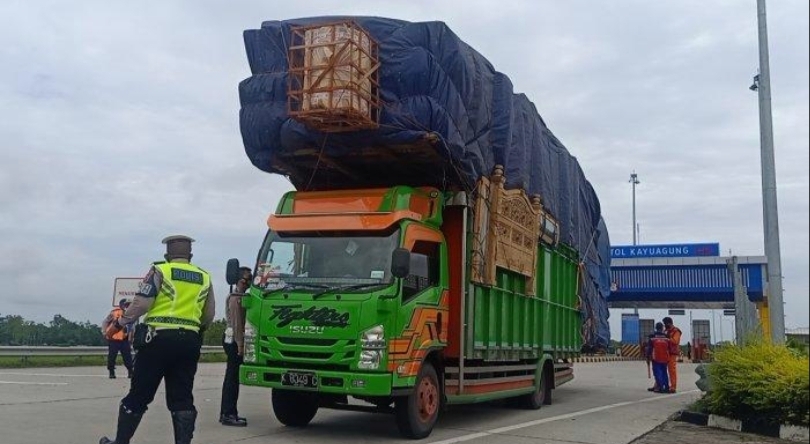 Ilustrasi petugas sedang menertibkan truk ODOL. (SinPo.id/dok. Polri)