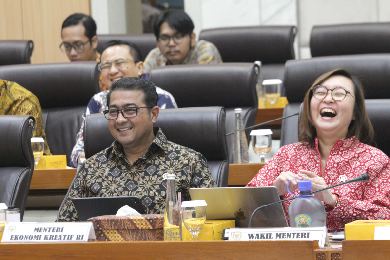 Komisi VII DPR gelar raker dengan Manekraf mendengarkan laporan Pelaksanaan Program Kerja Kementerian Ekonomi Kreatif/Kepala Badan Ekonomi Kreatif (Ashar/SinPo.id)