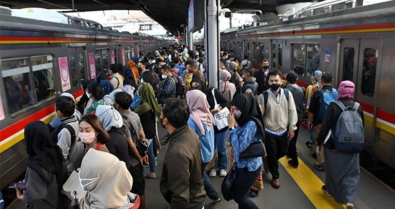 Ilustrasi masyarakat sedang keluar dan masuk KRL. (SinPo.id/Antara)