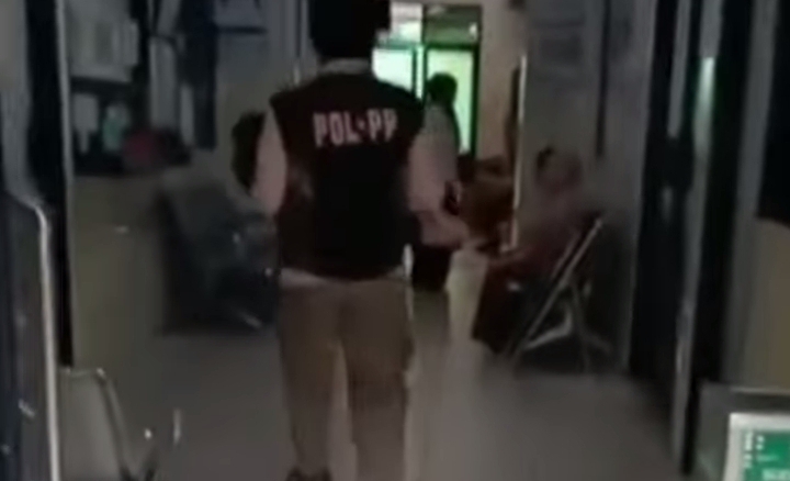 Evakuasi bocah korban penganiayaan dari Pasar Kebayoran Lama (SinPo.id/ Tangkapan layar)