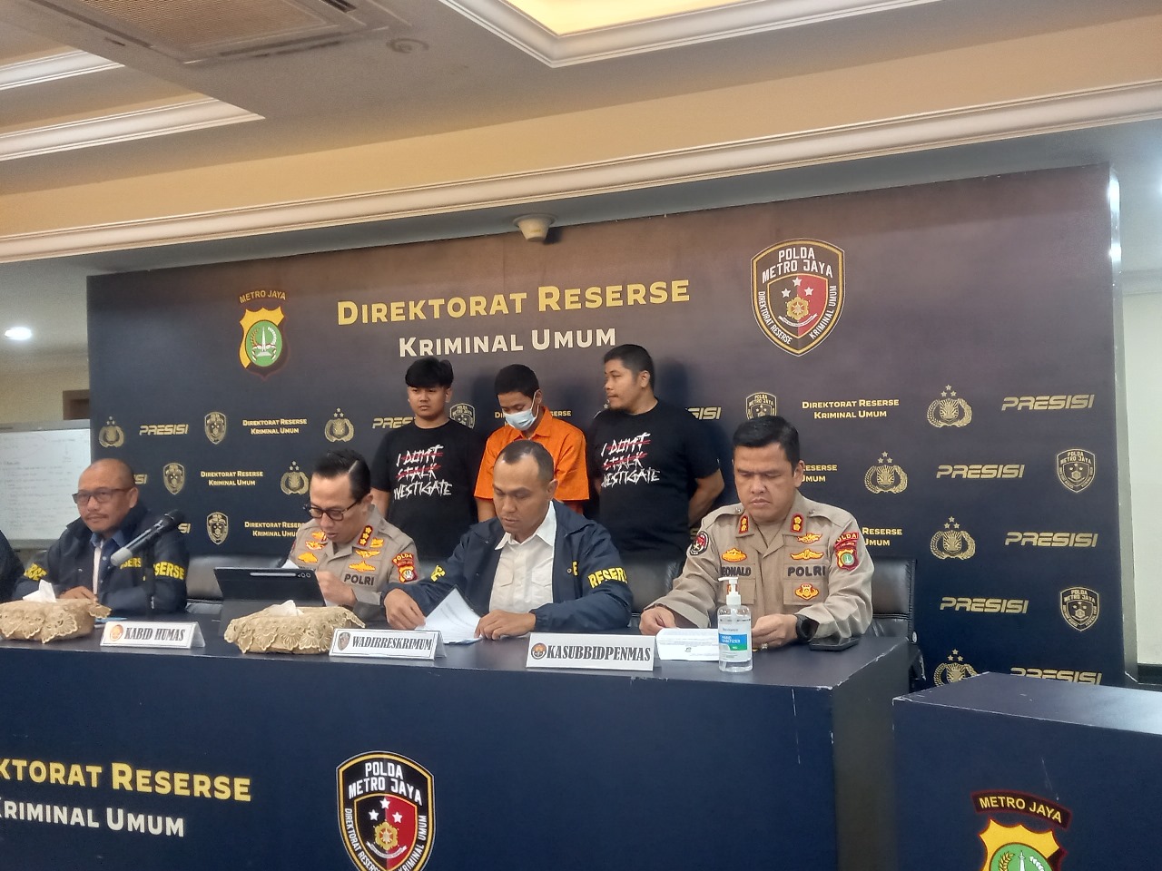 Konferensi pers pembunuhan bos sembako di Bekasi (SinPo.id/Firdausi)