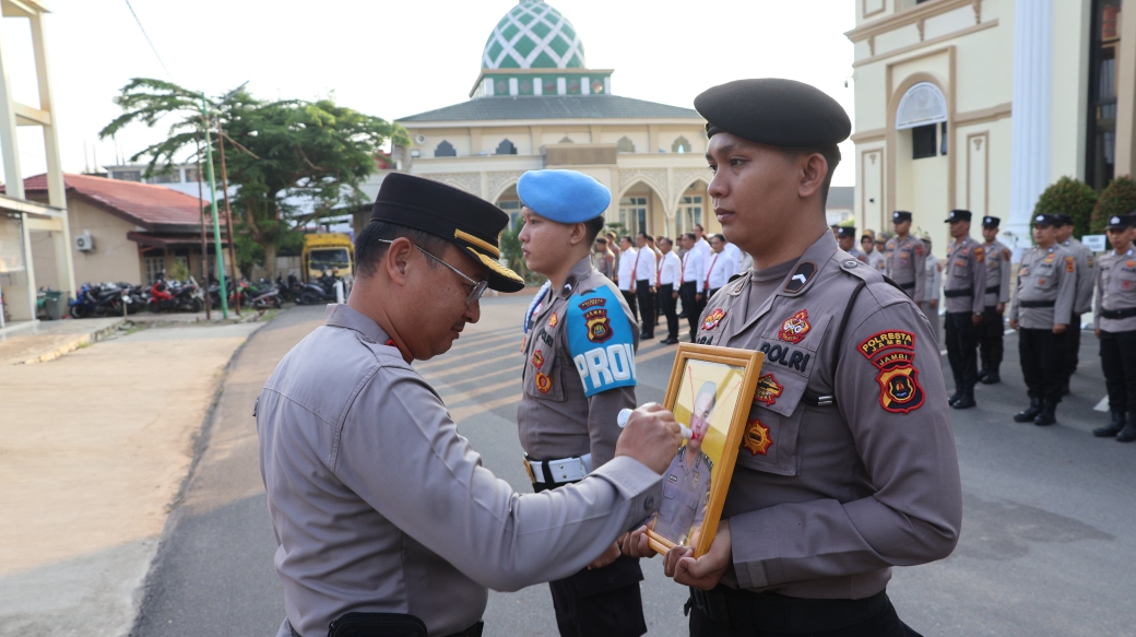 Upacara PTDH satu personel Polresta Jambi (SinPo.id/ Humas Polri)