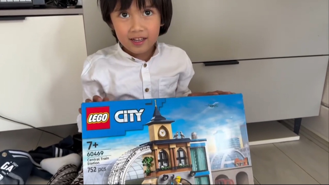 Evgeny Fedorov atau Zhenya, Blbocah Rusia berdarah Indonesia menerima mainan Lego dari Presiden RI Prabowo Subianto. (Foto: Tangkapan layar video Instagram/@ambarruk2910).