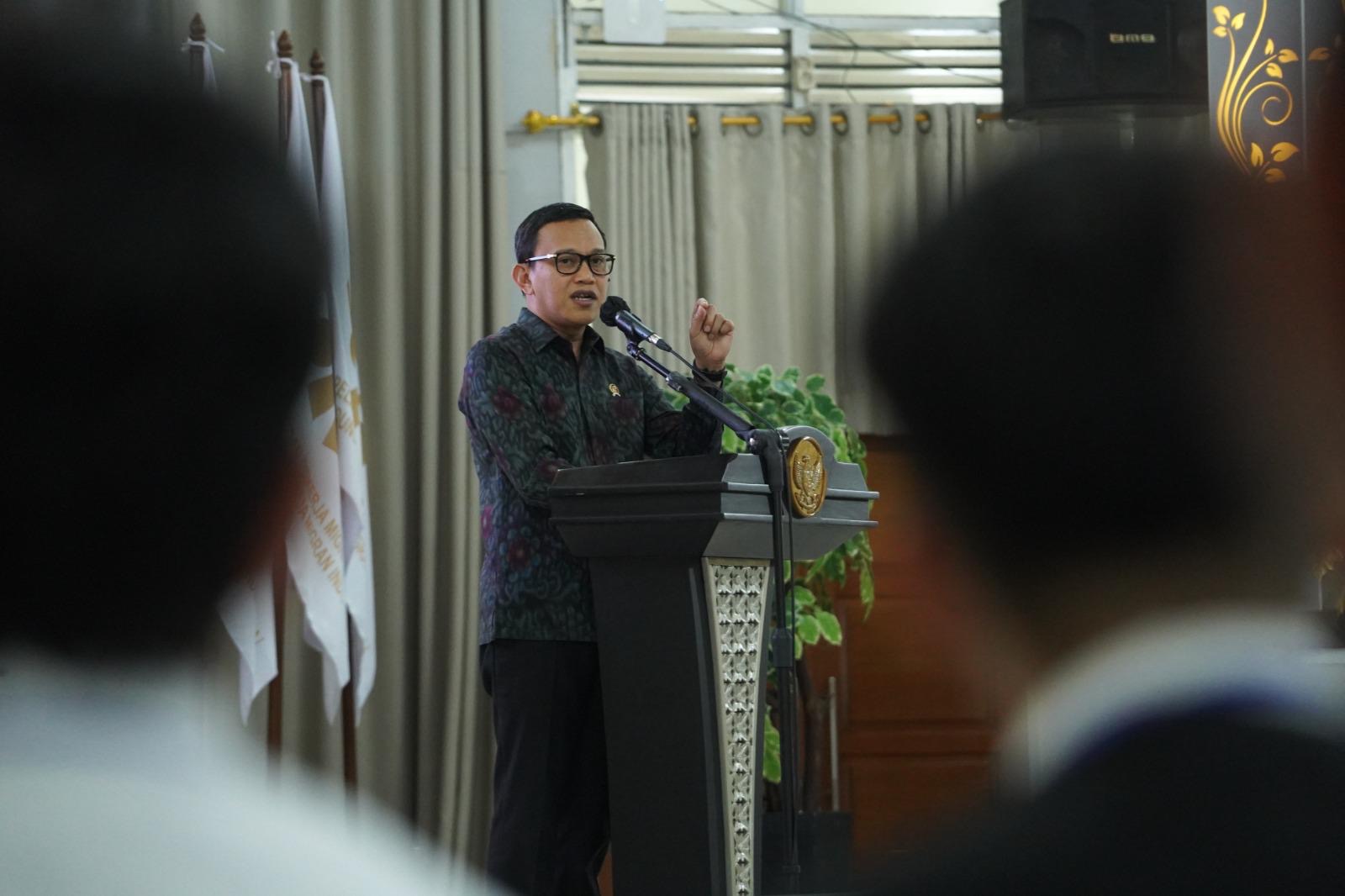 Menteri P2MI Abdul Kadir Karding melepas Pekerja Migran ke Jepang. (SinPo.id/dok. KP2MI)