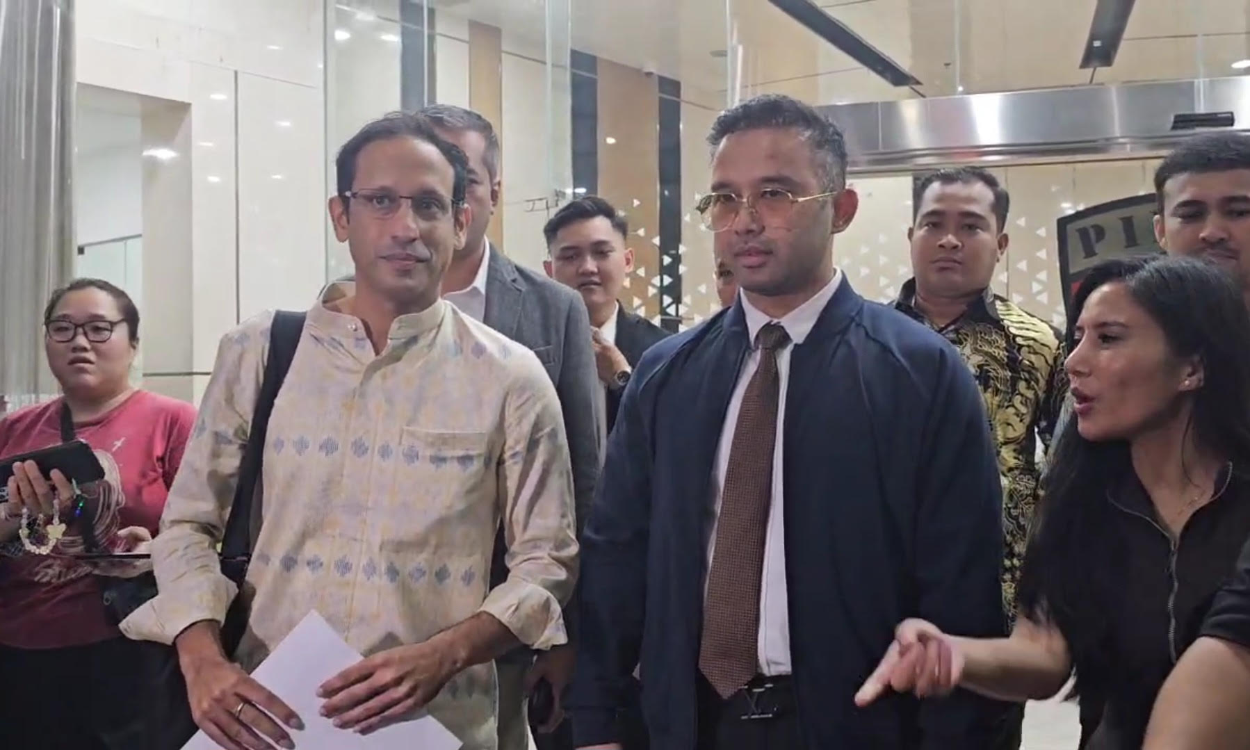 Mantan Mendikbud Nadiem Makarim diperiksa selama 12 jam oleh penyidik Jaksa Agung Muda Bidang Tindak Pidana Khusus Kejaksaan Agung. (SinPo.id/David)