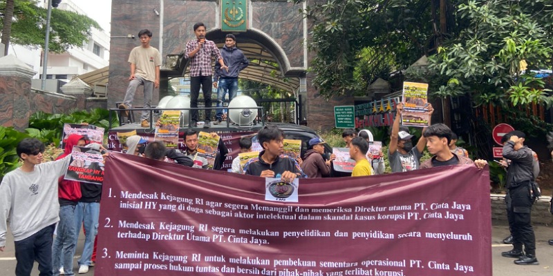 Massa aksi gelar demonstrasi di depan Kejaksaan Agung RI (Sinpo.id)
