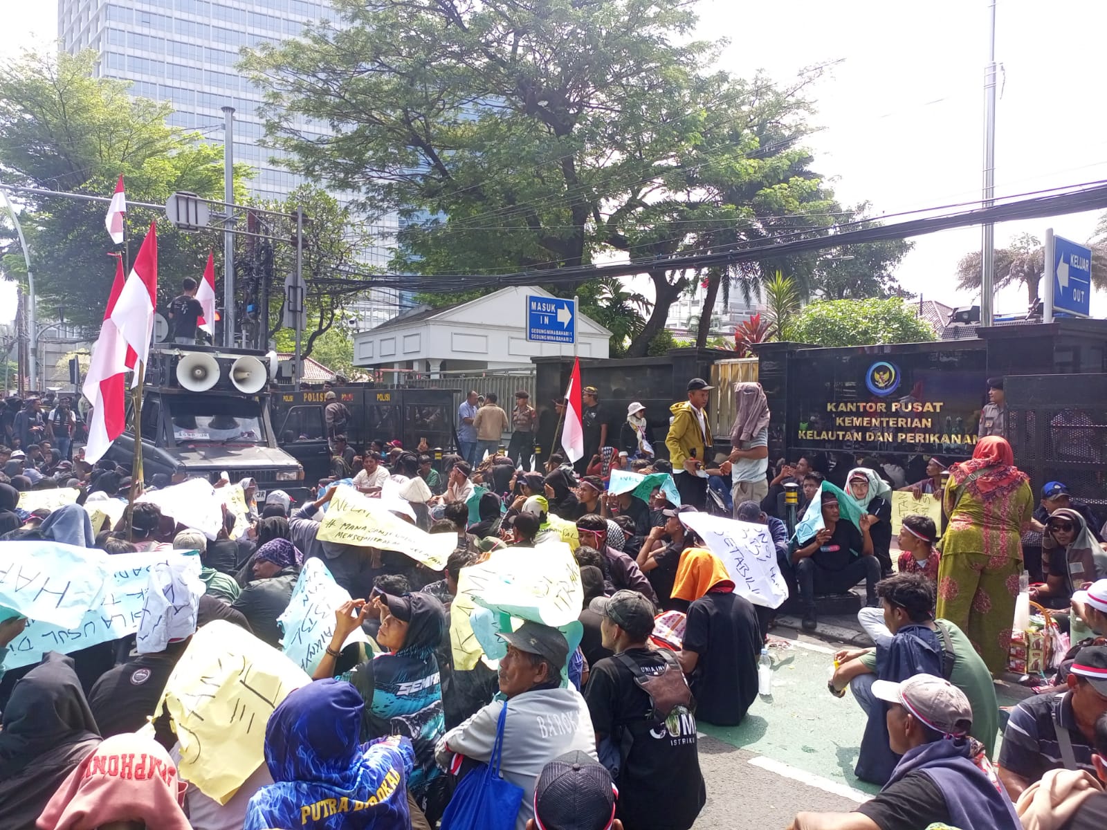 Massa menggelar aksi di depan KKP (SinPo.id/Dok.Polres Jakpus)