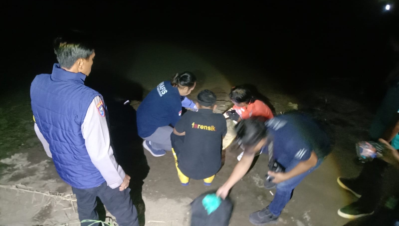 Evakuasi mayat bayi laki-laki dari Sungai Brantas (SinPo.id/ Humas Polri)