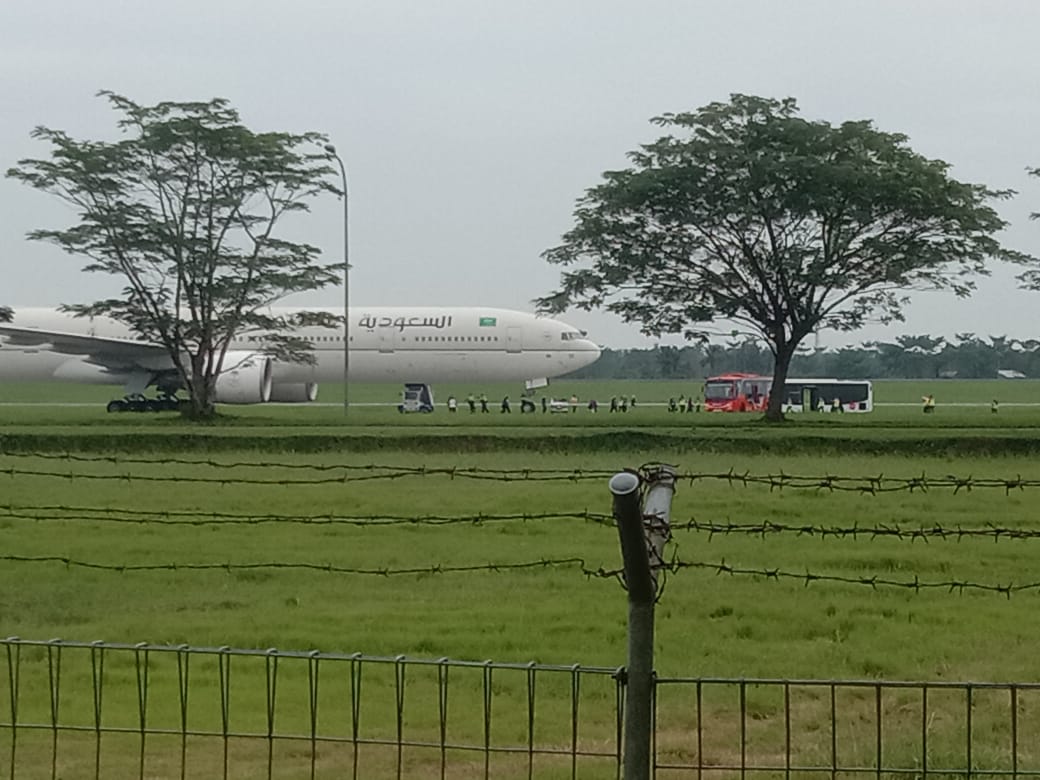 Ancaman Bom di Pesawat Saudi Airlinen mendarat darurat di Bandara Internasional Kualanamu, Sumut (SinPo.id/PuspenTNI)
