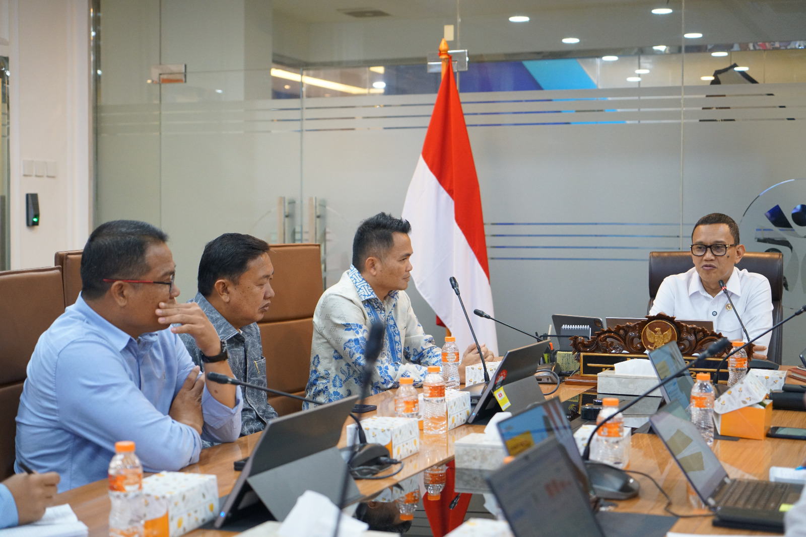 Menteri P2MI Karding menerima audiensi Bupati Minahasa Tenggara Ronald Kandoli. (SinPo.id/dok. KP2MI)