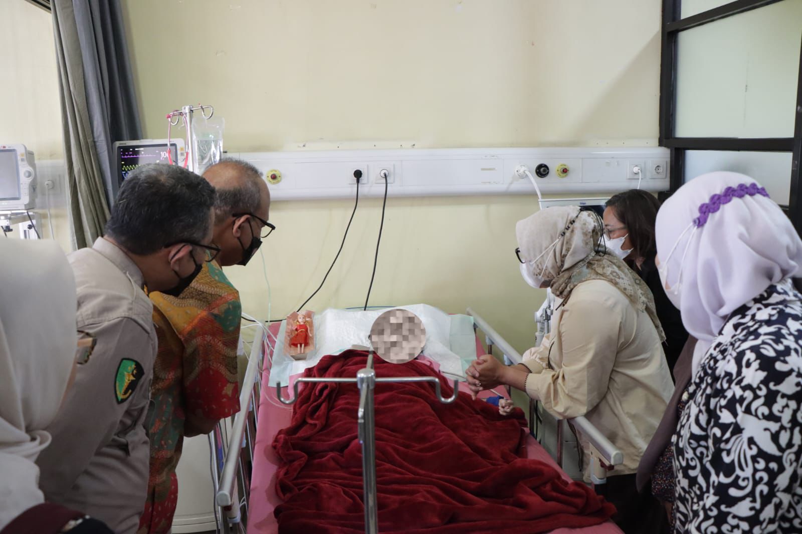 Menteri PPPA Arifatul Choiri Fauzi saat jenguk anak korban kekerasan (SinPo.id/ Humas Polri)