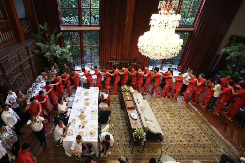 Momen Presiden Prabowo Subianto dan pemain Timnas Indonesia bernyanyi bersama di kediaman Prabowo. (SinPo.id/Dok.Tim Media Presiden Prabowo)