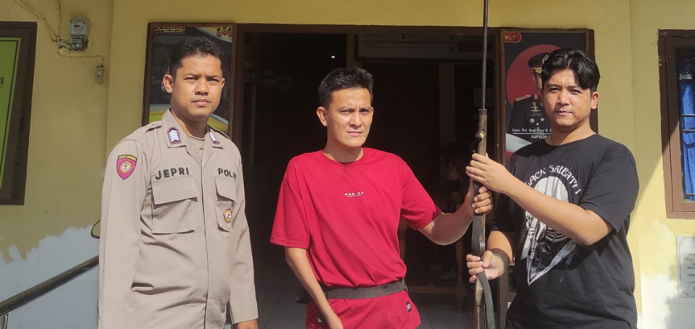 Senpi rakitan yang diserahkan masyarakat ke polisi (SinPo.id/ Humas Polri)