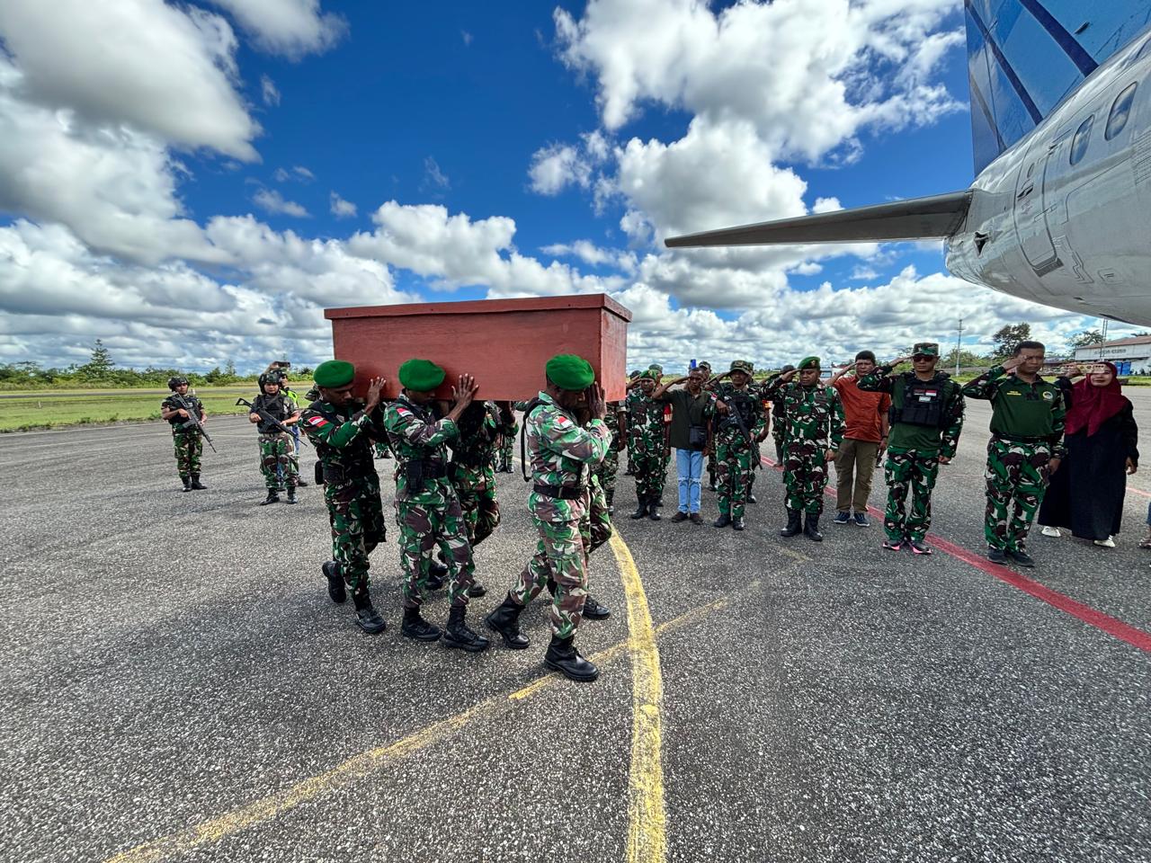 Prajurit TNI Gugur Ditembak KKB di Jalan (SinPo.id/PuspenTNI)