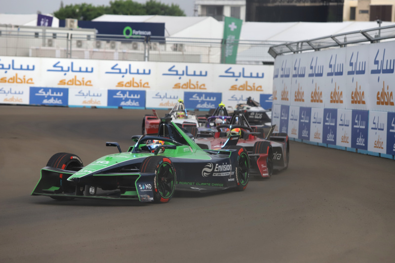 Pembalap Formula E Tim Cupra Kiro Dan Ticktum meraih podium juara Jakarta E-Prix 2025 di JIEC (Ashar/SinPo.id)