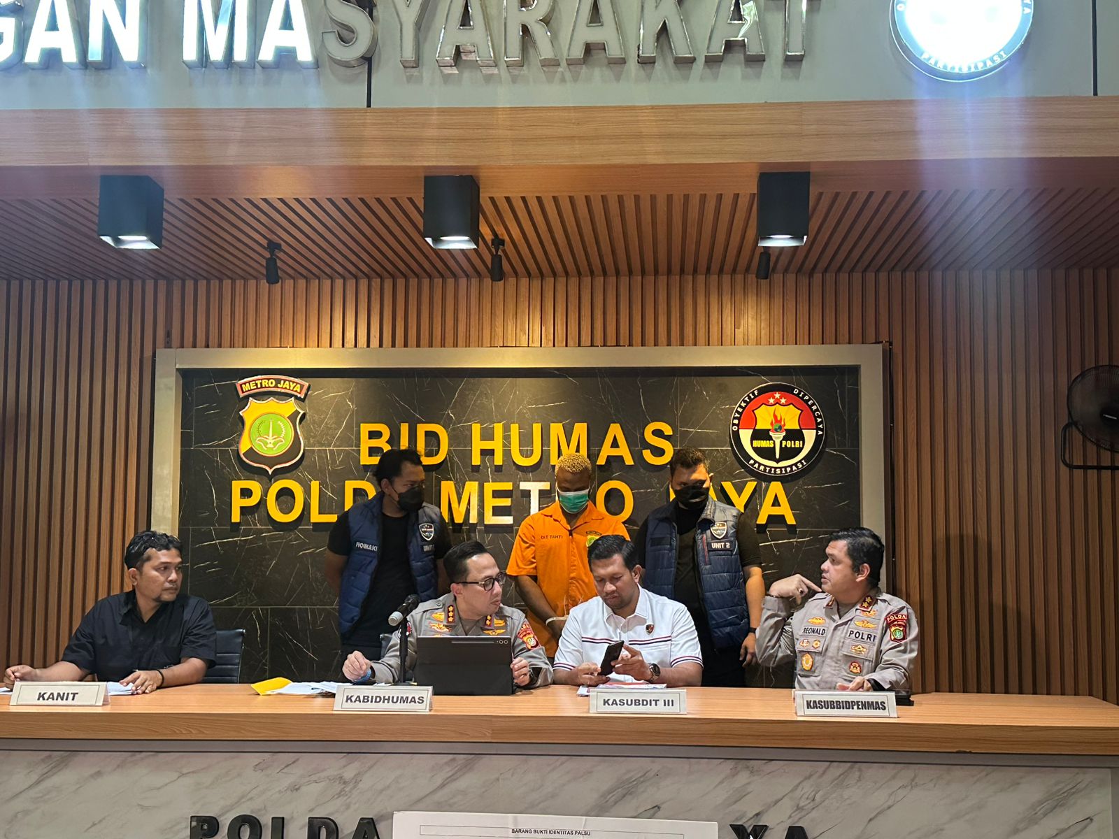 Konfrensi pers pelaku WNA Nigeria yang membobol email (SinPo.id/Dok.PMJ)