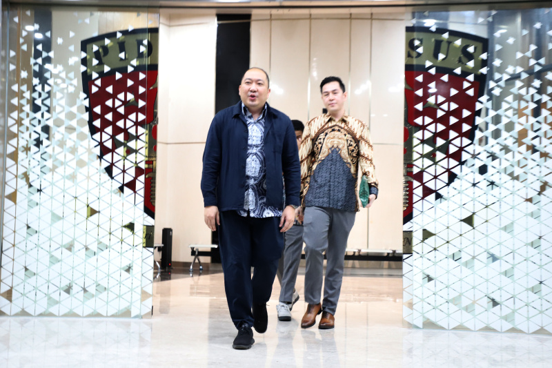 Direktur Sritex Iwan Kurniawan Lukminto setelah menjalani pemeriksaan keempat oleh kejagung terkait kasusPT Sritex yang merugikan negara Rp.692 miliar (Ashar/SinPo.id)