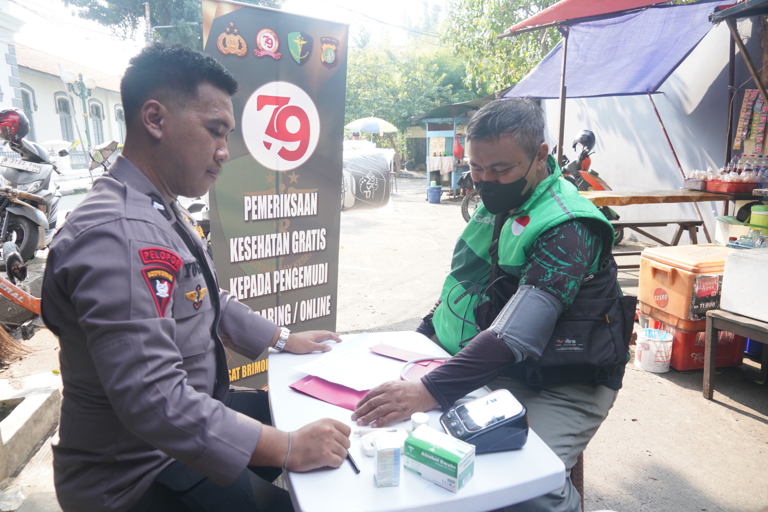Pemeriksaan kesehatan gratis (SinPo.id/Dok.PMJ)