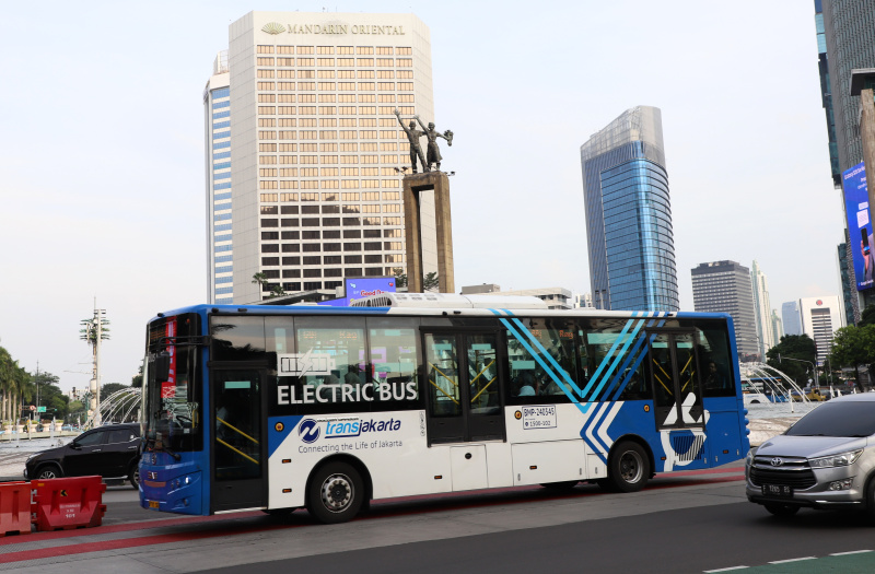 Pemprov DKI Jakarta akan terus menambah armada bus listrik hingga 2000 unit untuk memudahkan transportasi warga Jakarta yang ingin berpergian ke Jabodetabek (Ashar/SinPo.id)