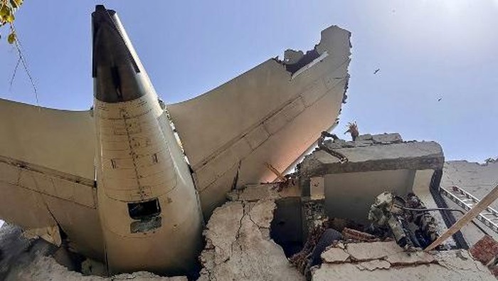 Penampakan pesawat yang terjatuh di India. (SinPo.id/AFP)