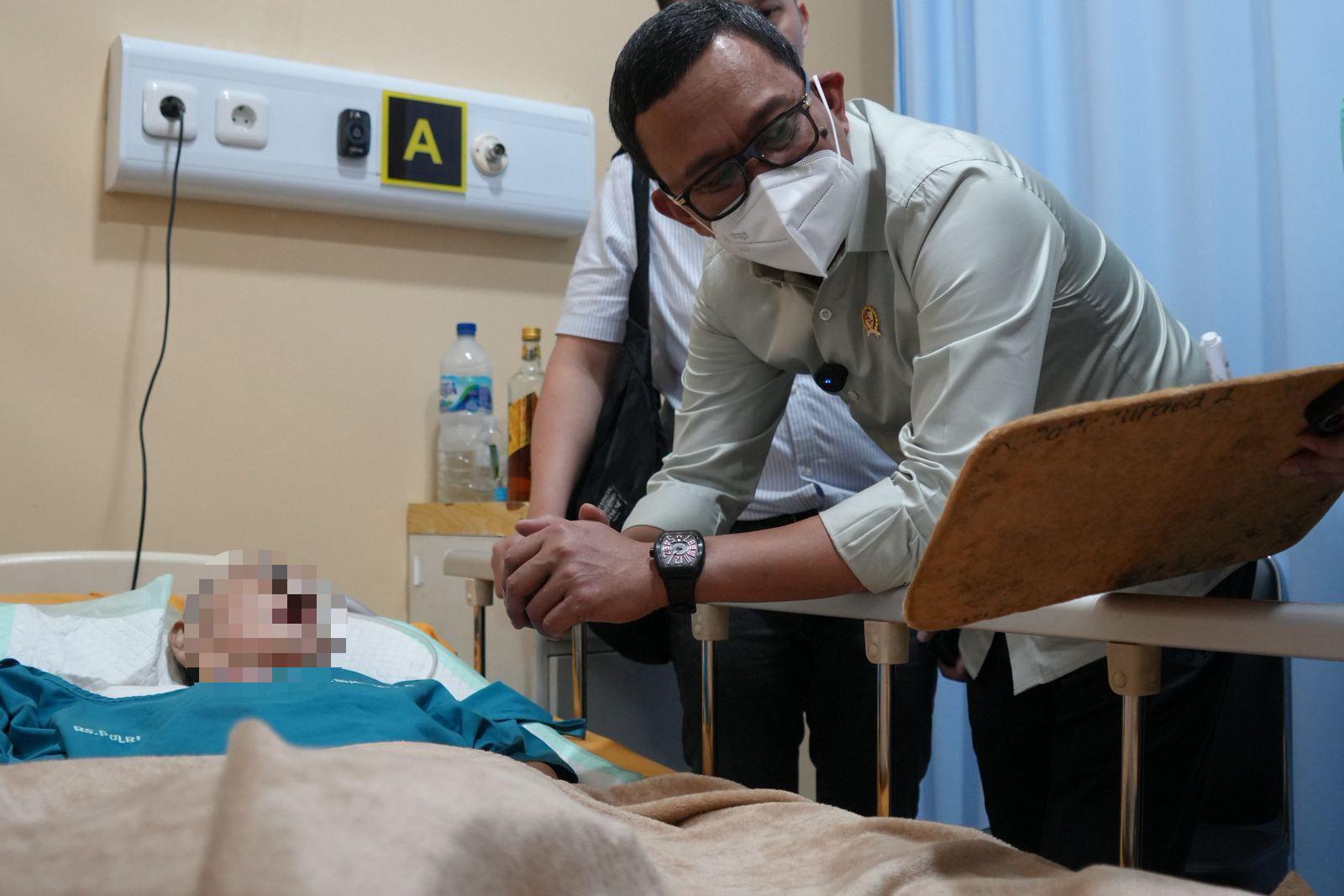 Menteri P2MI Abdul Kadir Karding menjenguk PMI ilegal di RS Polri. (SinPo.id/dol. KP2MI)