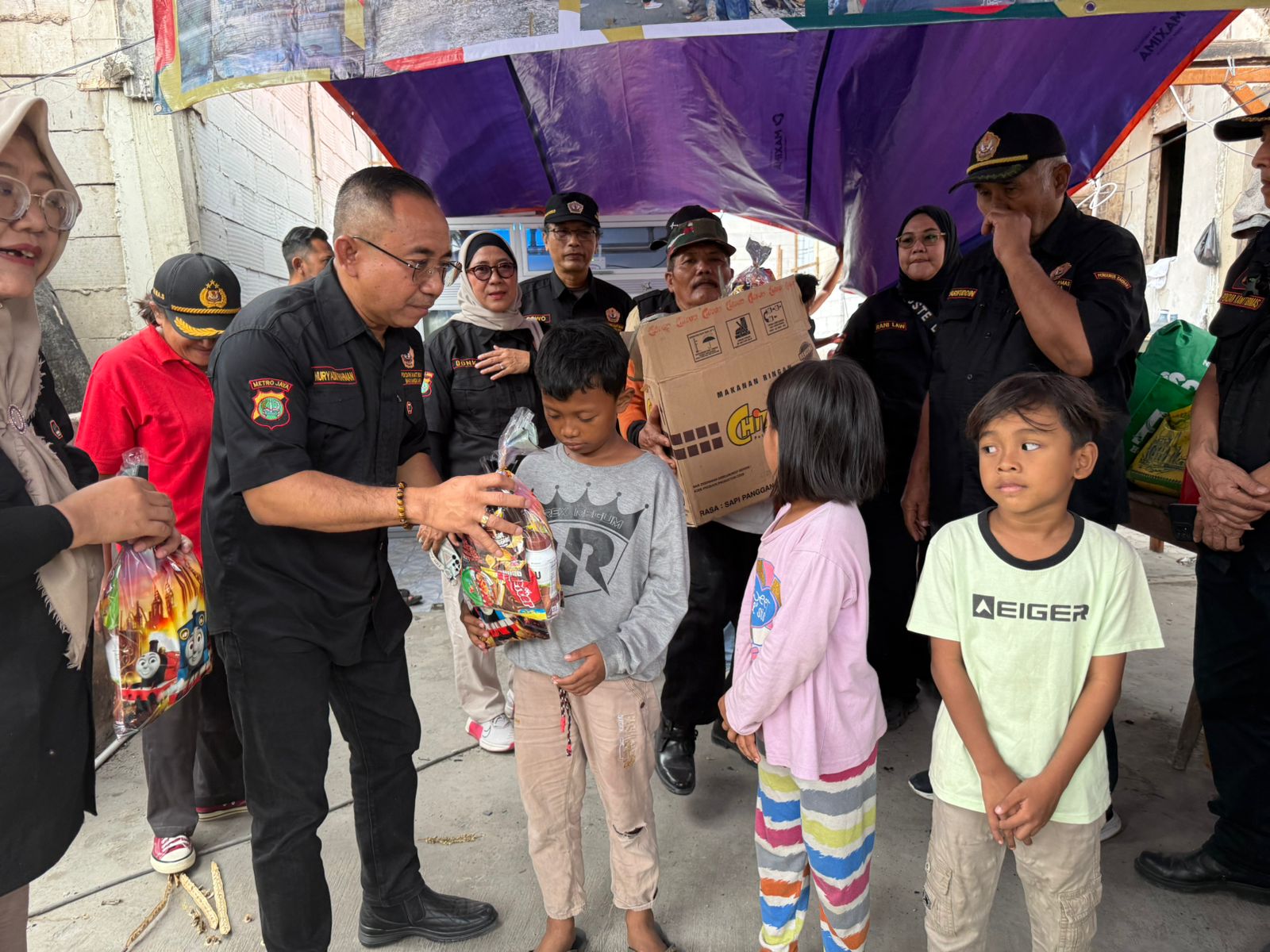 Penyerahan bantuan terhadap korban kebakaran Kapuk Muara (SinPo.id/Dok.PMJ)