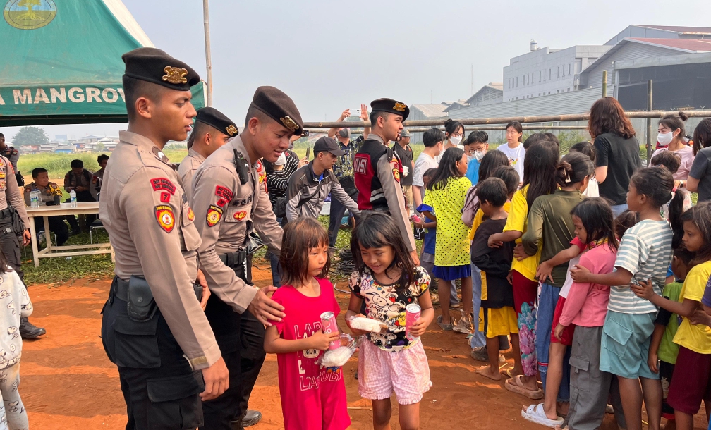 Anggota Polda Metro Jaya saat membantu korban kebakaran (SinPo.id/ Dok.PMJ)