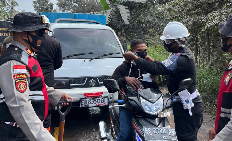 Polri bagikan masker ke masyarakat sekitar Gunung Lewotobi Laki-laki (SinPo.id/ Humas Polri)