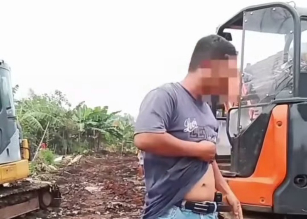 Pria di Depok yang pamer senjata api (SinPo.id/Tangkapan Layar)