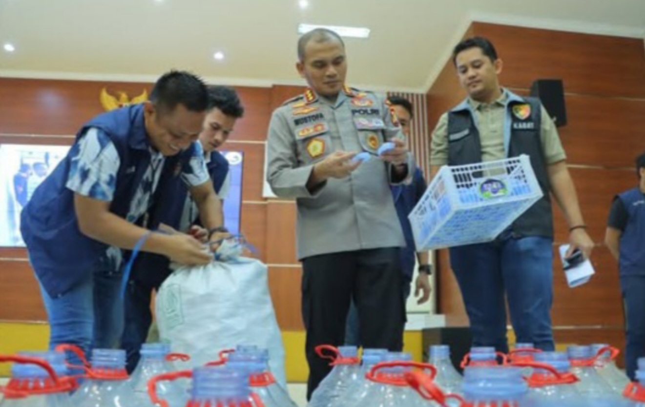 Pengungkapan pemalsuan air minum Le Minerale kemasan galon di Bekasi (SinPo.id/Dok.Polres Kota Bekasi)