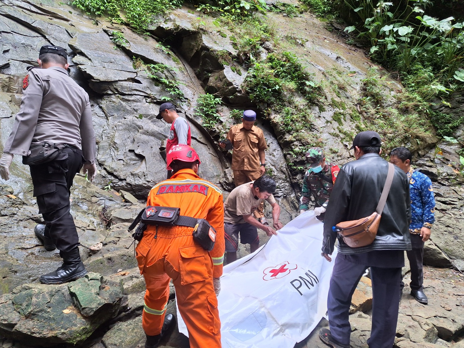 Evakuasi mayat di Sungai Cipicung (SinPo.id/ Humas Polri)