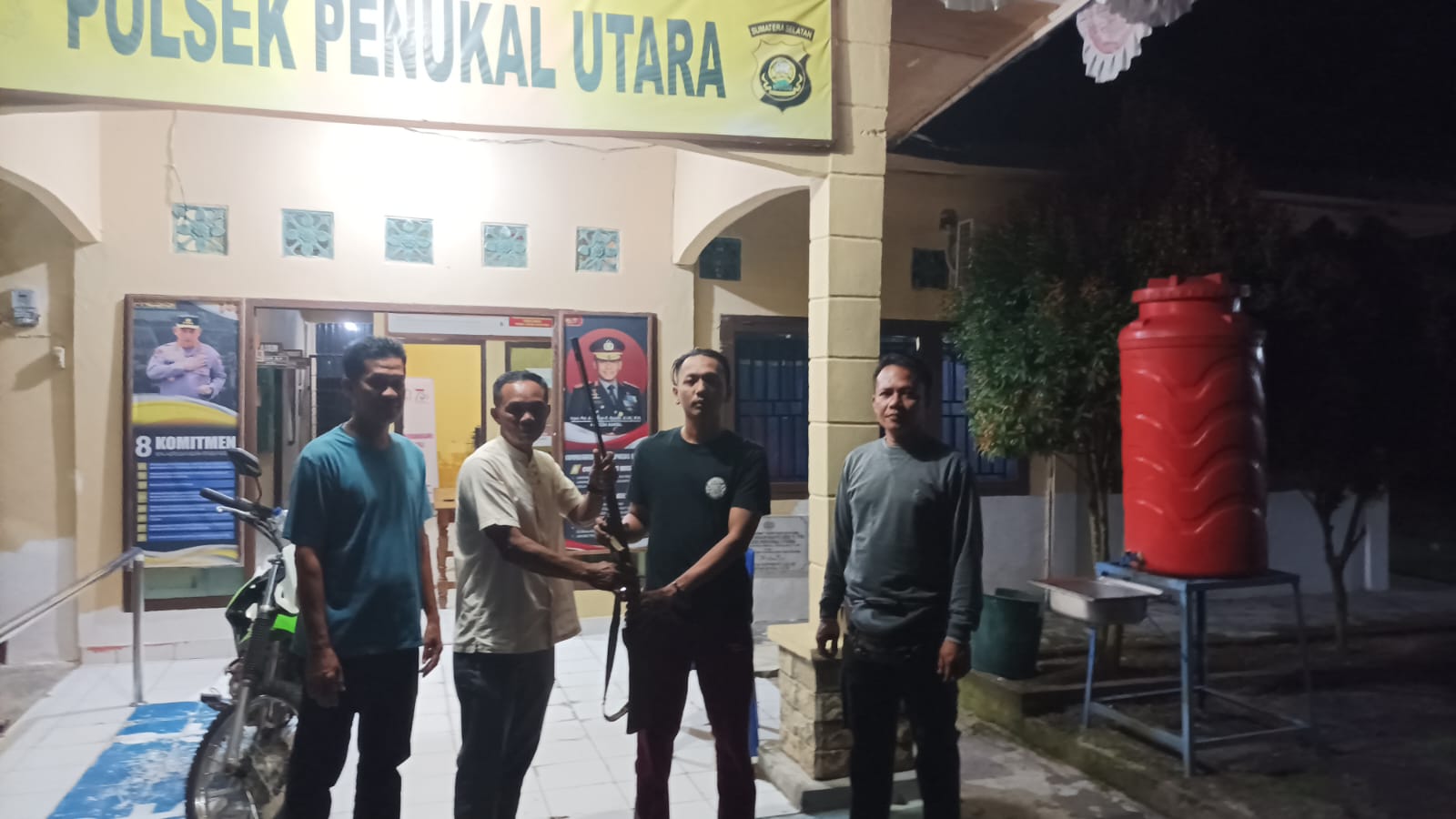 Polsek Penukal Utara terima senpi rakitan dari warga (SinPo.id/ Humas Polri)