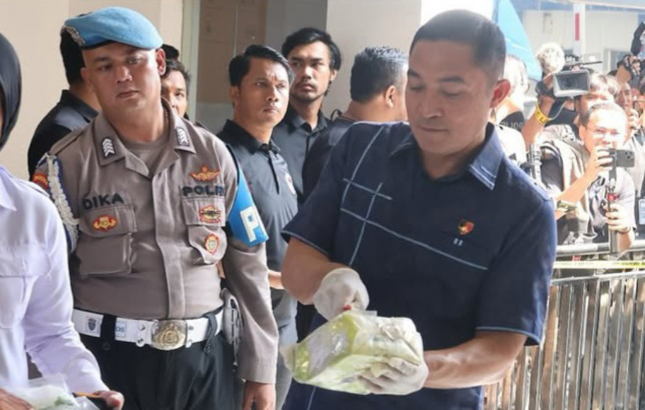 Direktur Reserse Narkoba Polda Metro Jaya Kombes Ahmad David saat musnahkan narkoba (SinPo.id/Dok.PMJ)