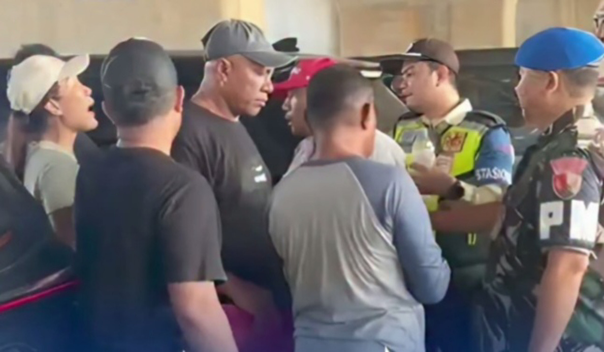 Korban dan kelompok debt colector cekcok di Jakarta Timur (SinPo.id/Tangkapan Layar)