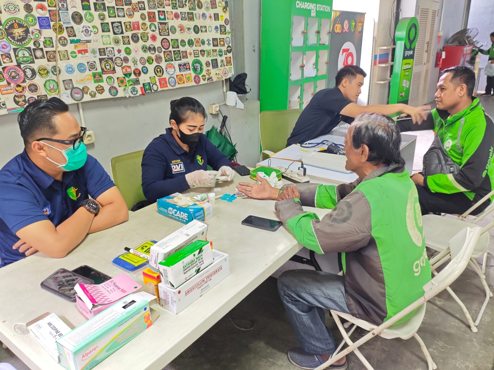 Pemeriksaan kesehatan gratis ke pengemudi ojol oleh Polres Jakpus (SinPo.id/ Humas Polres Jakpus)