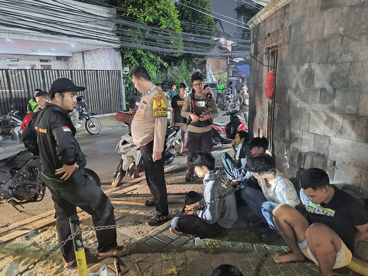 Polisi mengamankan pelaku tawuran di Mampang (SinPo.id/ Humas Polres Jaksel)