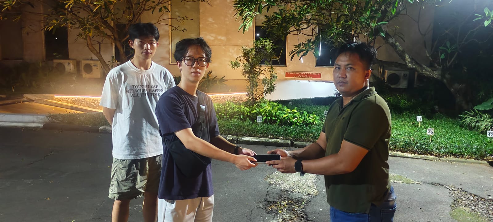 Ponsel WNA Tiongkok saat diserahkan polisi (SinPo.id/Dok.Polres Jakbar)