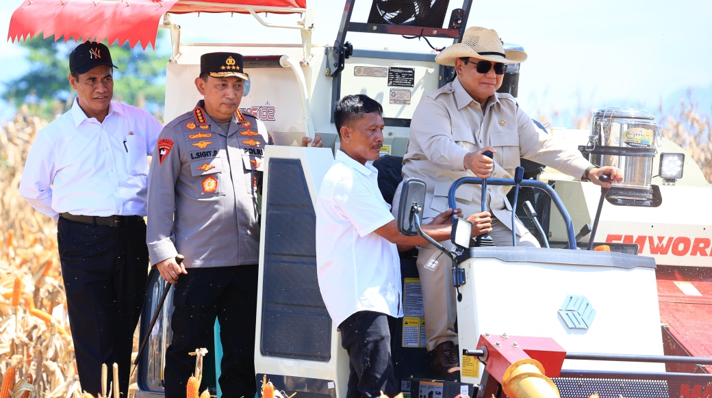 Presiden Prabowo bersama Kapolri saat panen raya jagung (SinPo.id/Dok.Polri)