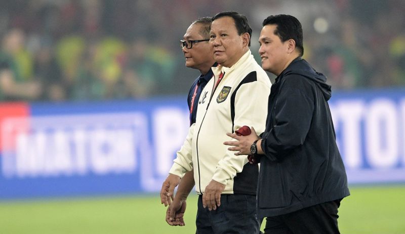 Presiden Prabowo Subianto didampingi Ketua Umum PSSI Erick Thohir menyapa pemain usai pertandingan melawan Timnas China pada laga Kualifikasi Piala Dunia 2026. (SinPo.id/Antara)
