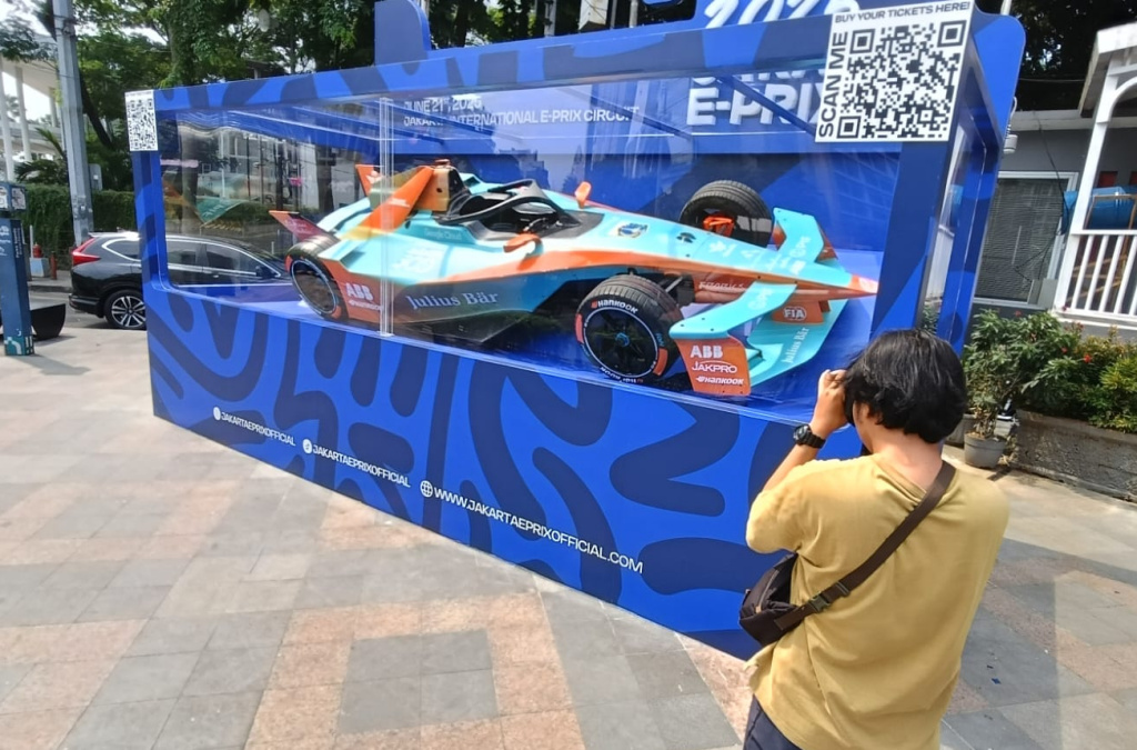 Pajangan replika mobil balap listrik Formula E Gen 3 Evo di Bunderan HI merupakan bentuk dukungan untuk ajang balap Formula E World Championship pada 21 Juni mendatang (Ashar/SinPo.id)