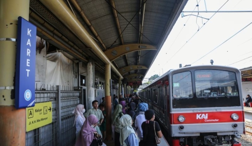Ilustrasi penumpang sedang menunggu KRL. (SinPo.id/Ashar)