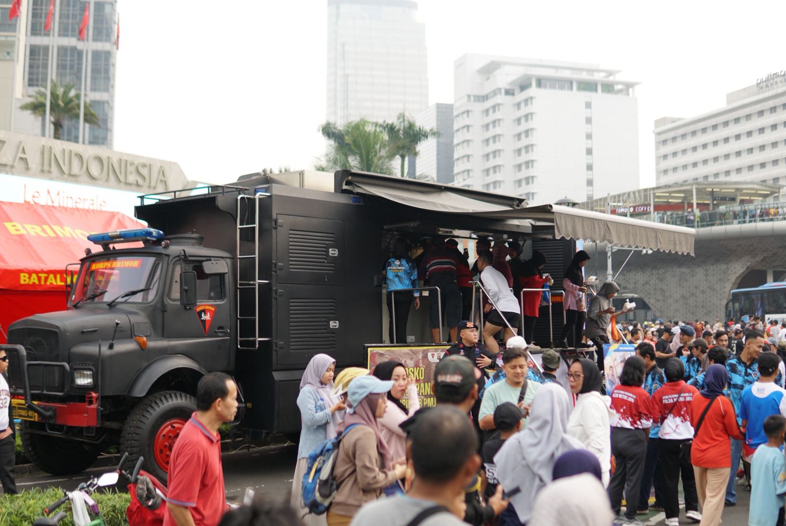 Pembagian makan gizi gratis di Bundaran HI (SinPo.id/Dok.Polri)