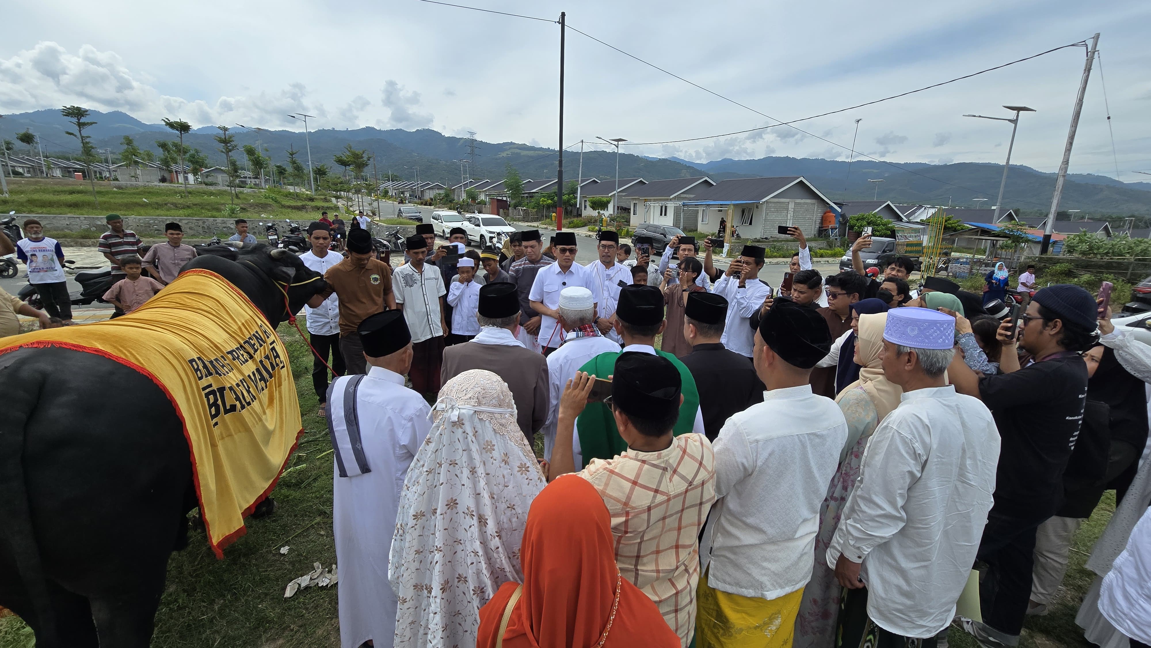 Menteri Karding serahkan hewan kurban Presiden Prabowo Subianto. (SinPo.id/dok. KP2MI)