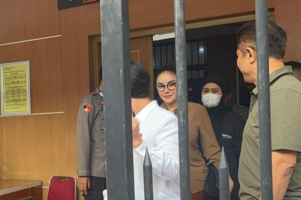 Nikita Mirzani saat diserahkan ke Kejaksaan Negeri Jakarta Selatan (SinPo.id/Dok.PMJ)