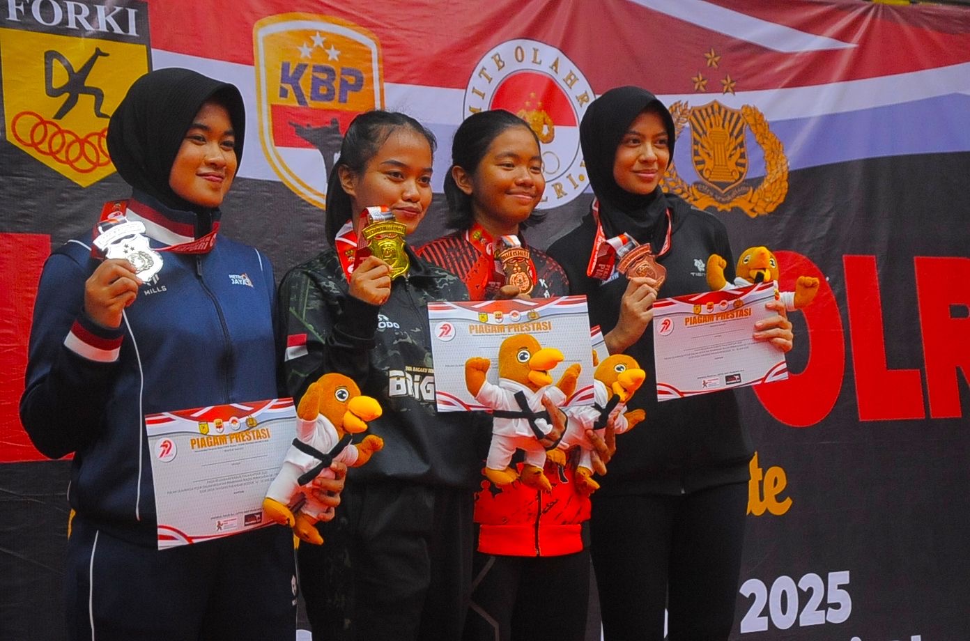 Srikandi Brimob Polda Metro Jaya saat menerima medali (SinPo.id/Dok.Polri)