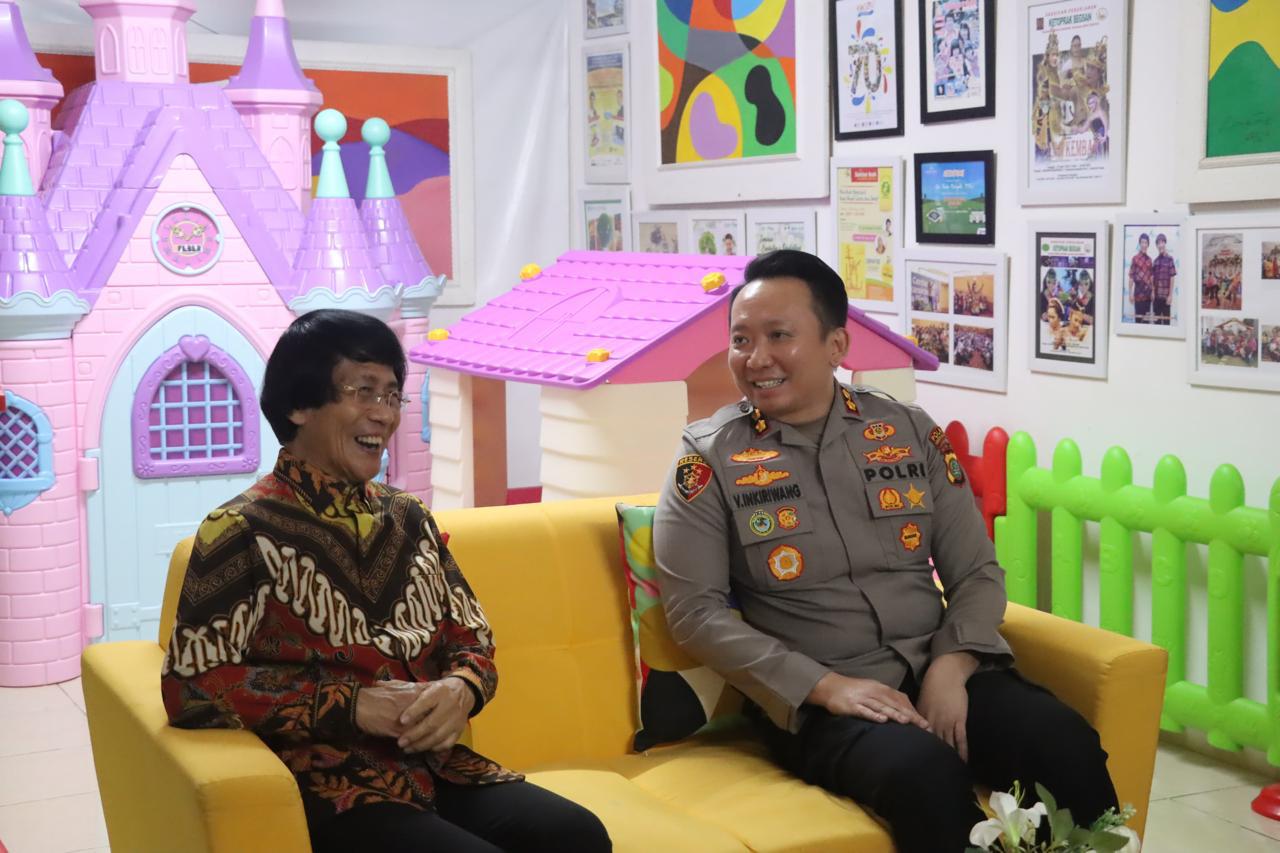 Kapolresta Tangsel Victor D.H. Inkiriwang dan Kak Seto (SinPo.id/ Humas Polri)
