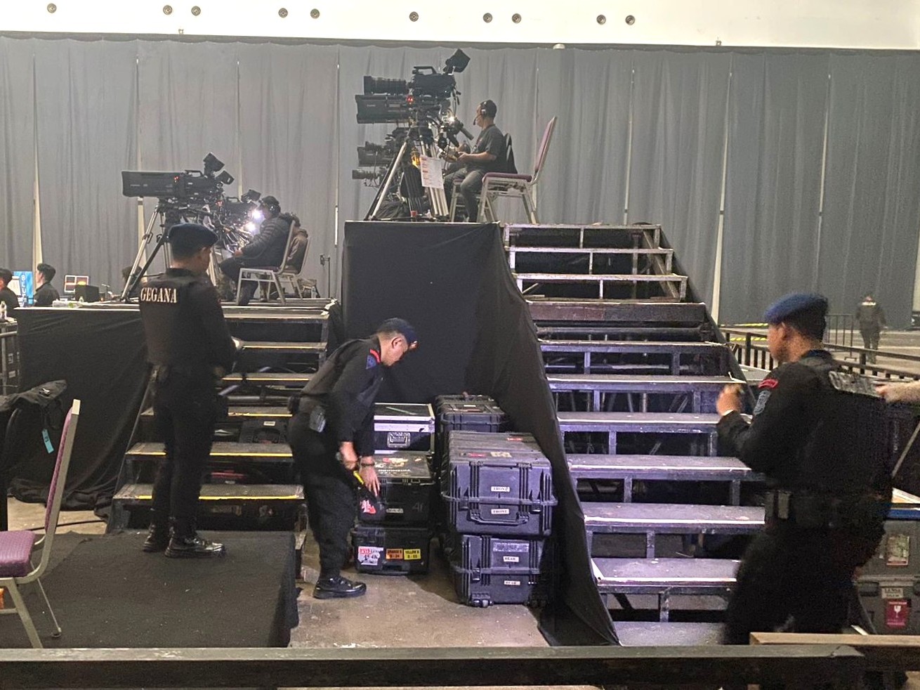 Tim Jibom saat melakukan sterilisasi di area konser (SinPo.id/Dok PMJ)